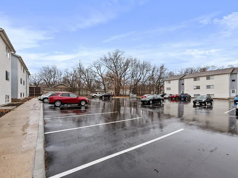 400-408 W Poplar St — Photo 1