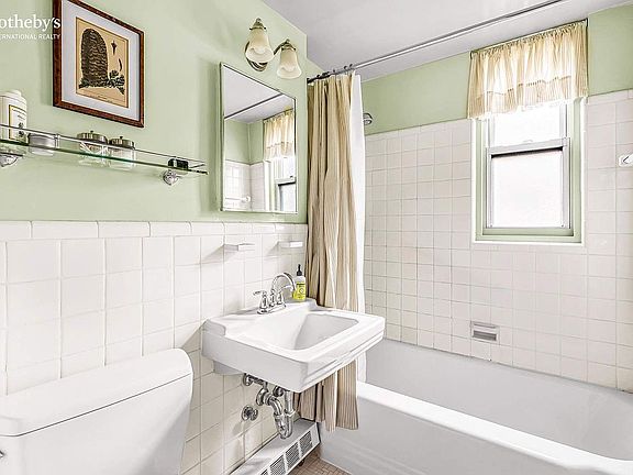 5th image of 40 E 9th St APT 8K