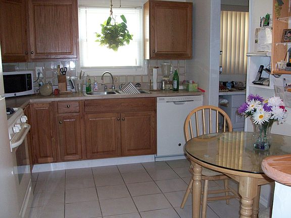 2nd image of 18 Canterbury Ln