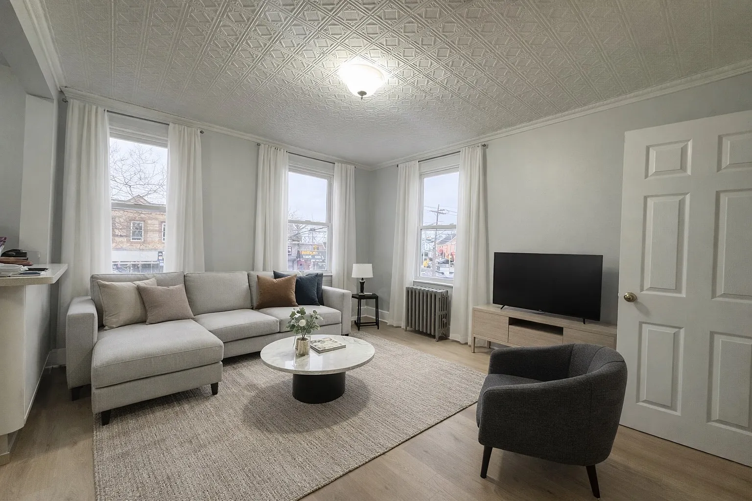 3 bed, 1000 sqft, $3,000 — Photo 1