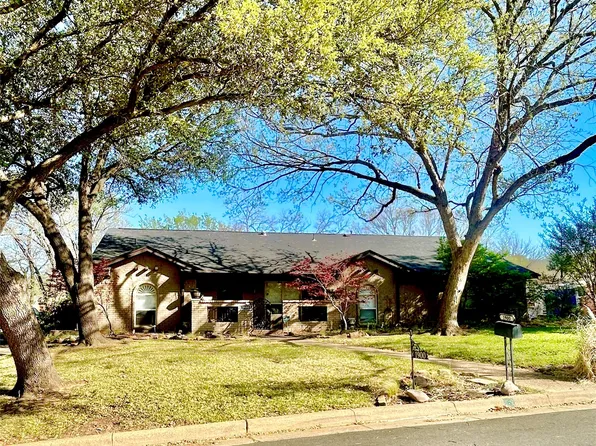 1900 Cripple Creek Dr, Euless, TX 76039