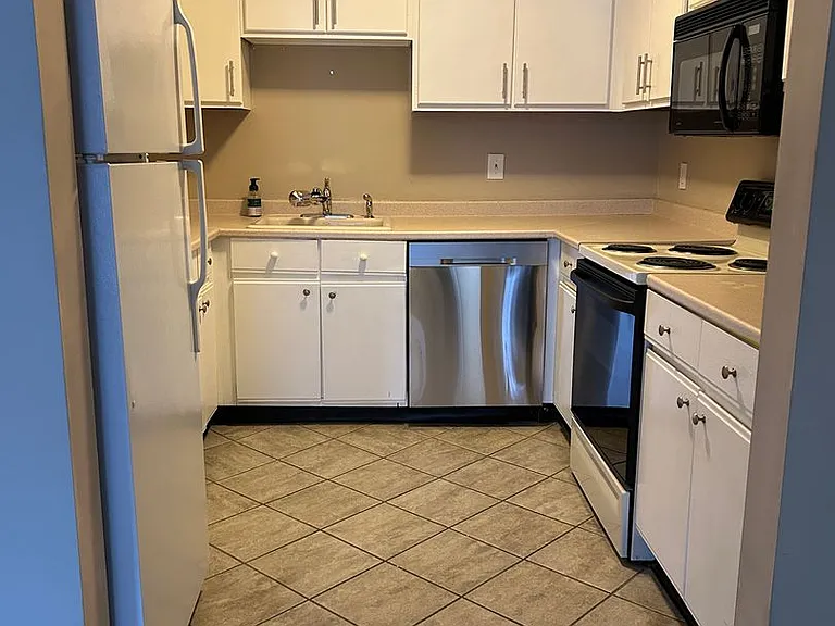 230 Gorham St #10 — Photo 1