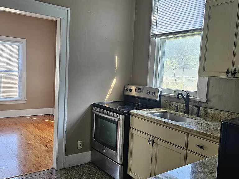 774 Garrison Ave — Photo 11