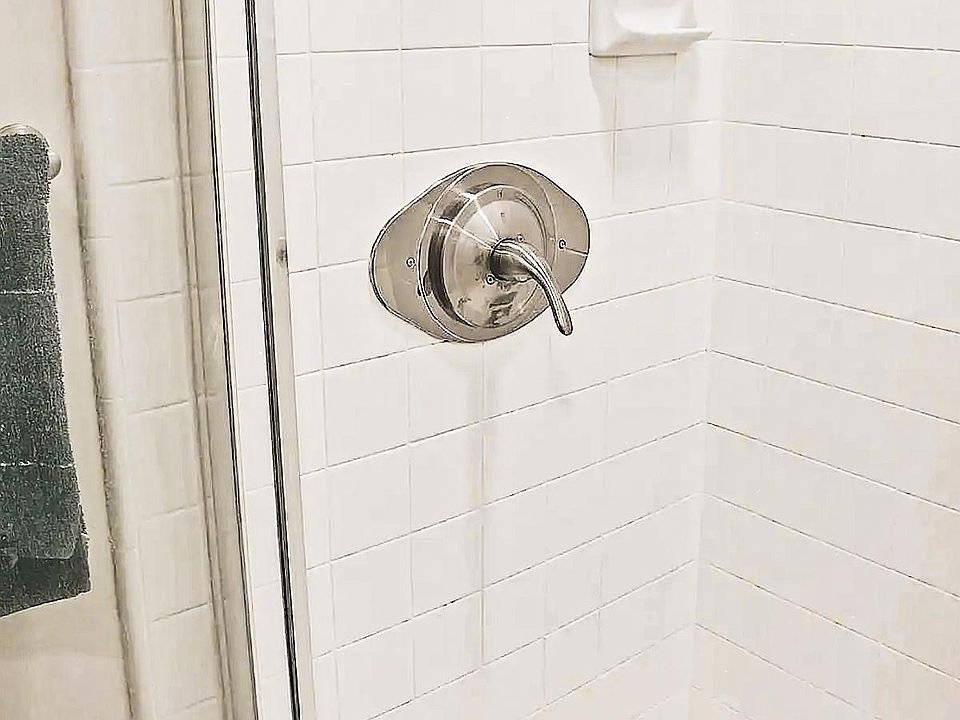 1st image of 946 Bronx Park S #2