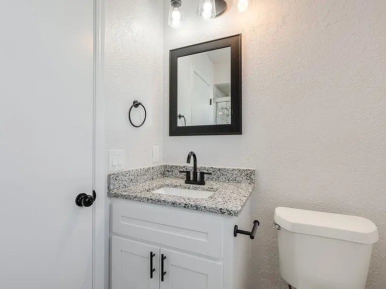 11715 N Francis Ave — Photo 20