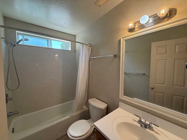 390 Ash St #4 — Photo 10