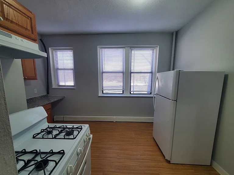 10 Abbotsford St #3 — Photo 1