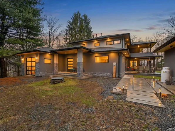 41 Sand Hill Lane, Florida, NY 10921