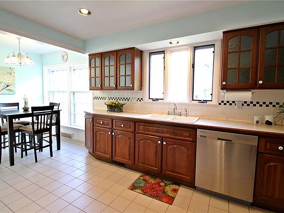 5th image of 211 Standish Dr