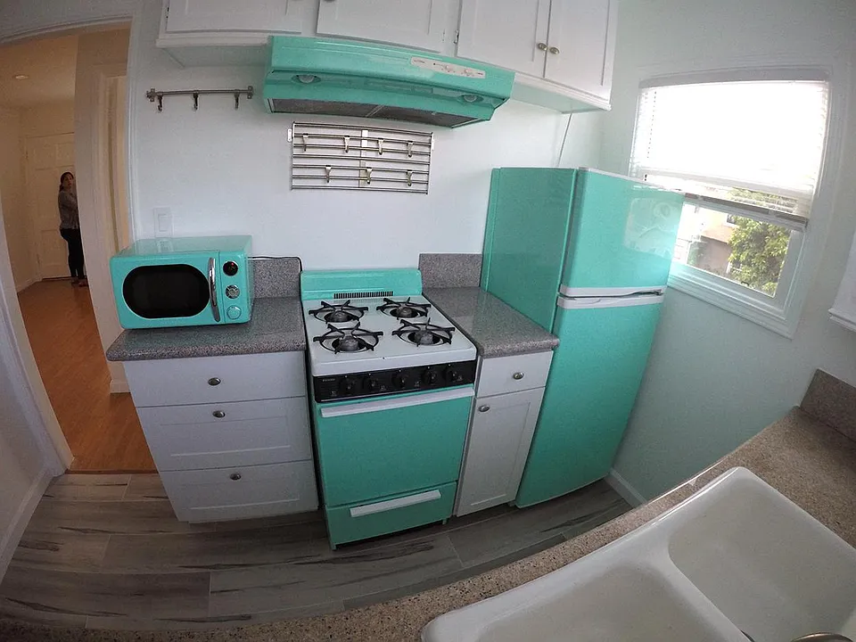 1708 S Redondo Blvd #2