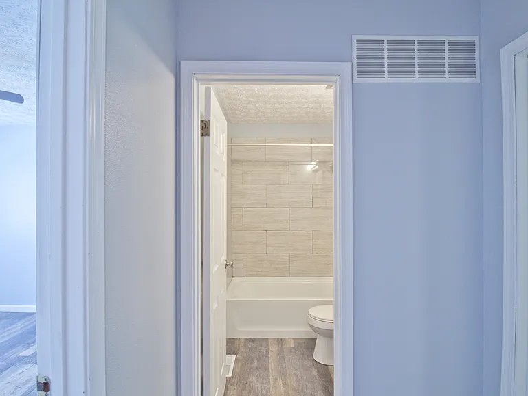 211 Glenlake Dr — Photo 6
