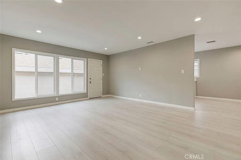 3 bed, 1122 sqft, $3,950 — Photo 3