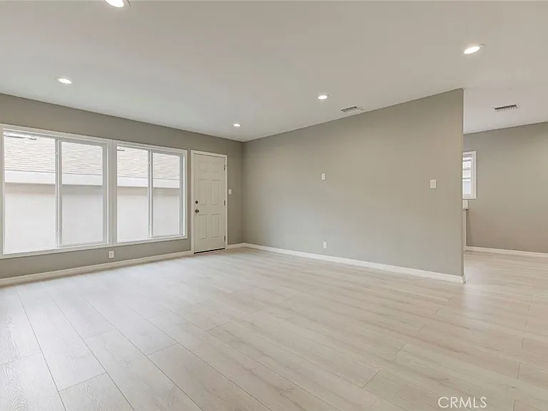 10935 Nassau Ave — Photo 3