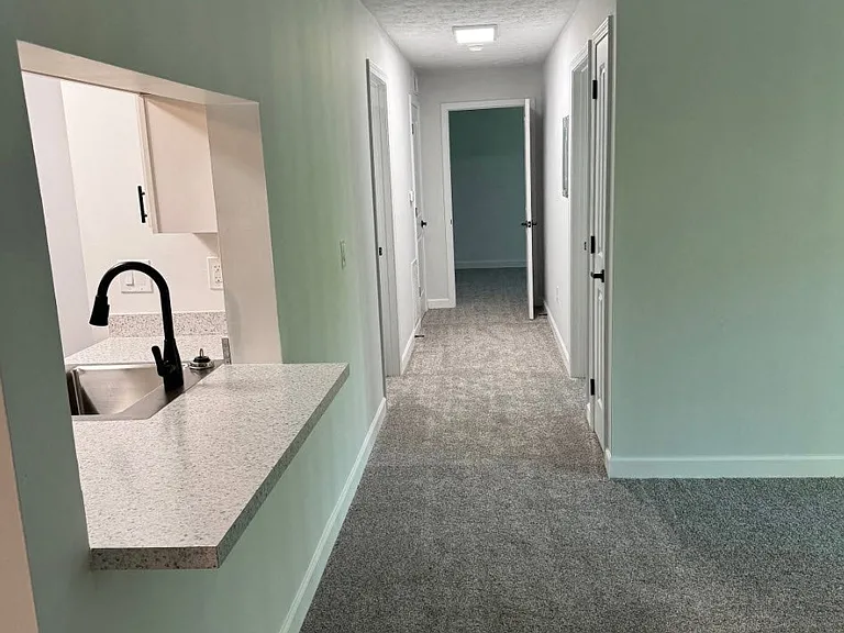 Hilltop Apartments — Photo 12