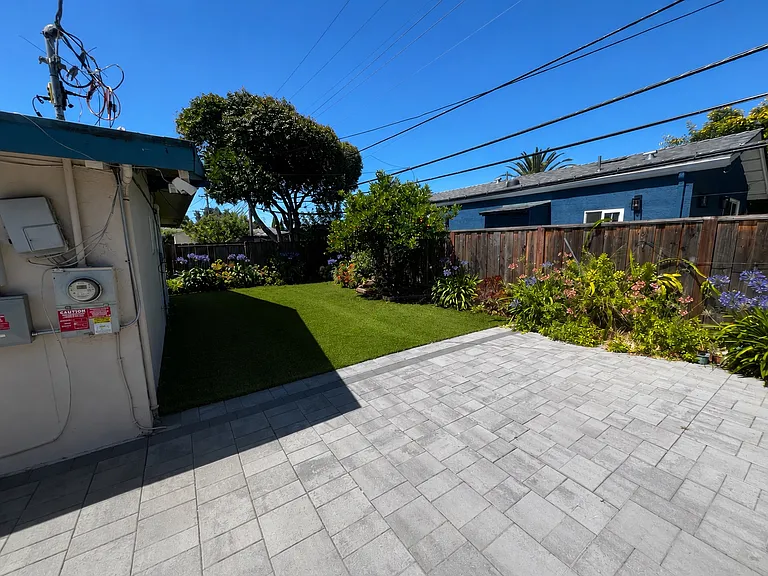 325 Hiddenlake Dr — Photo 2