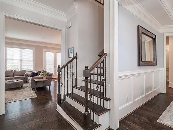 5th image of 390 Pelton Ct