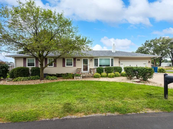 125 W Orphed St, Blue Grass, IA 52726