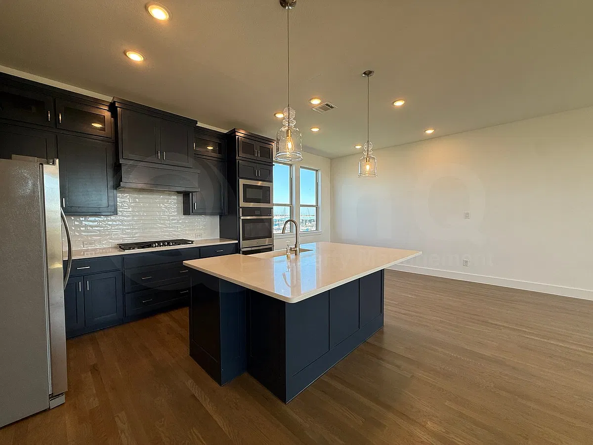3 bed, 4.0 bath, 2296 sqft, $2,999 — Photo 4