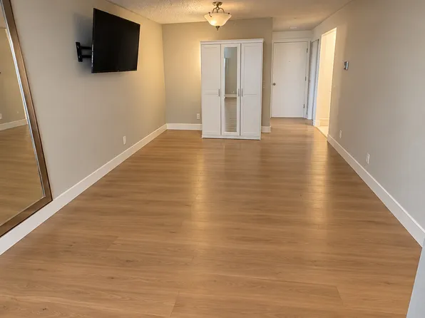 8911 Holly Dr APT 109, Everett, WA 98208