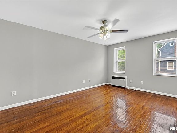 3rd image of 19 Lyons Ave APT 204