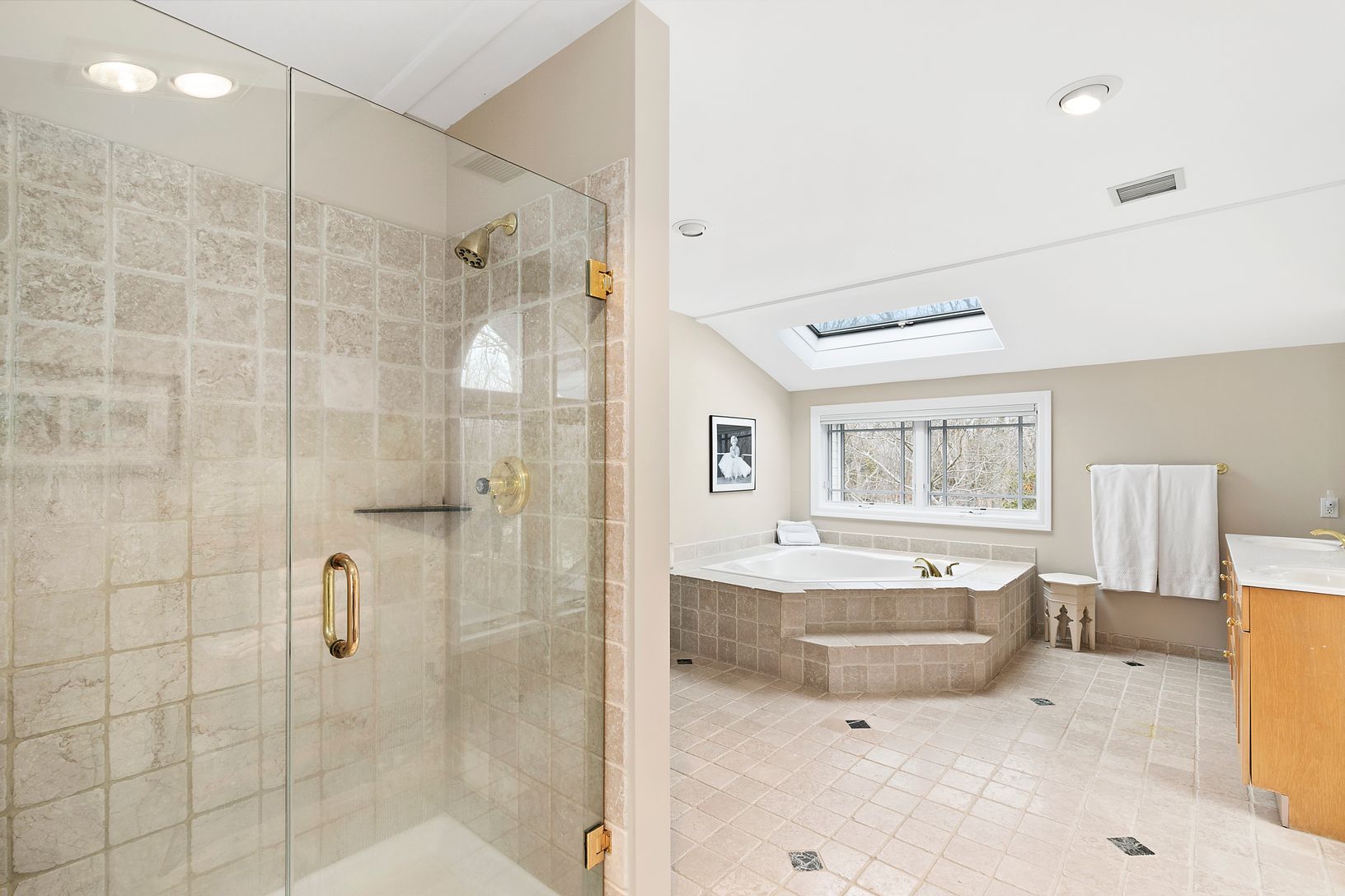  Primary En-suite Bathroom
