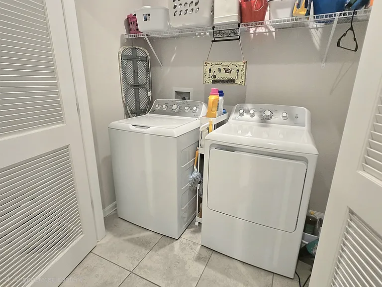 1121 Lexington Ln — Photo 11