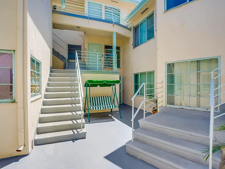 600 Kelton Ave #2 — Photo 2