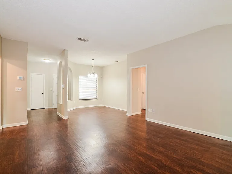 321 Alba Ln — Photo 3