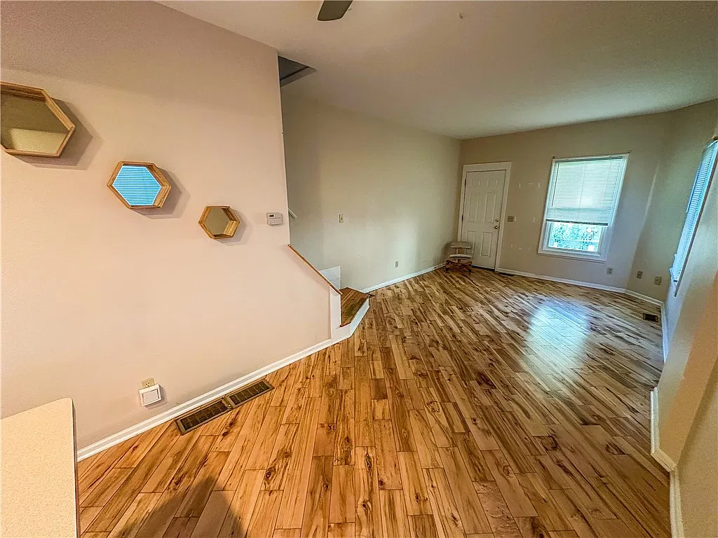 2 bed, 1.0 bath, 7200 sqft, $1,750 — Photo 2