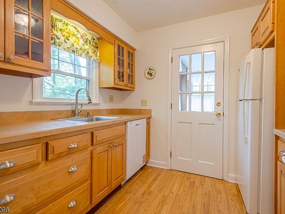 5th image of 2446 Hill Rd
