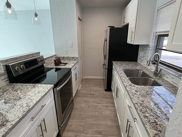 2041 Agora — Photo 18