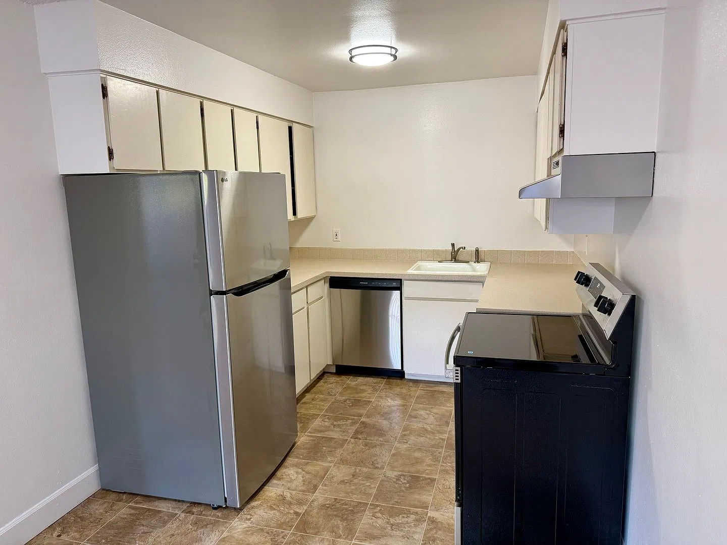 #132-Ash Court Apartments — Photo 3