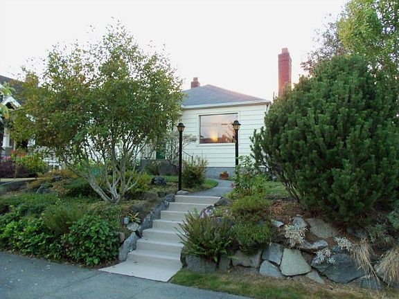 Welcome Home! Close to all amenities including PCC, coffee shops, and restaurants. Short distance to bus line.