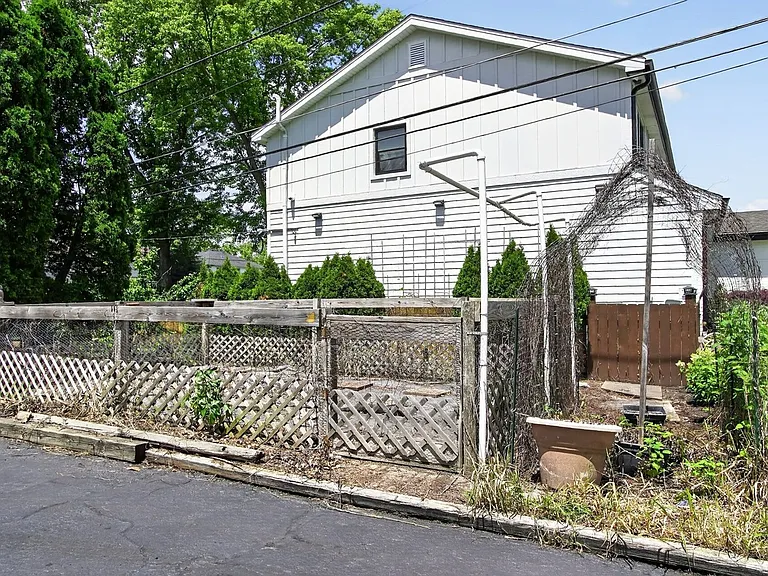 1702 N Beech Rd — Photo 48