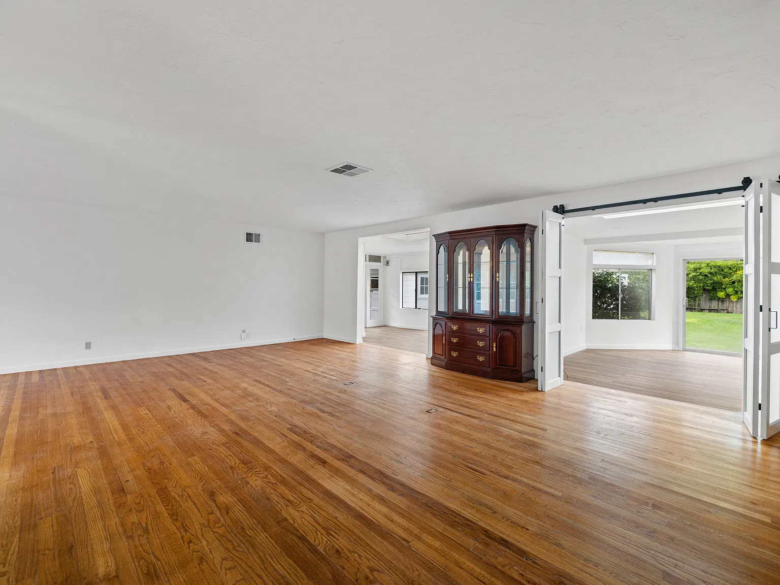 3 bed, 2.5 bath, 2575 sqft, $6,500 — Photo 3
