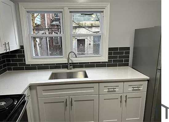 4 bed, 1000 sqft, $2,460 — Photo 4