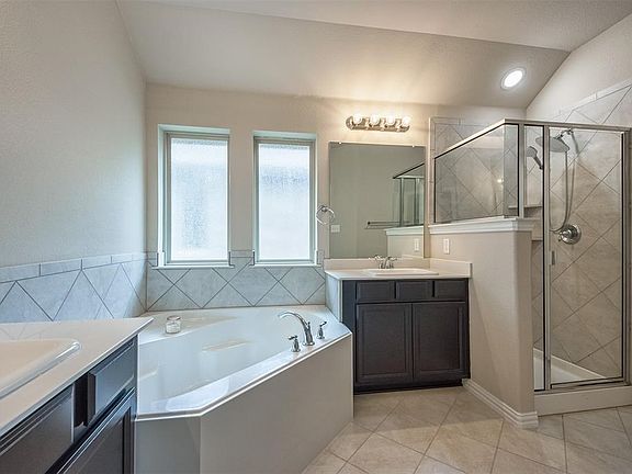 3rd image of 2072 Avondown Rd