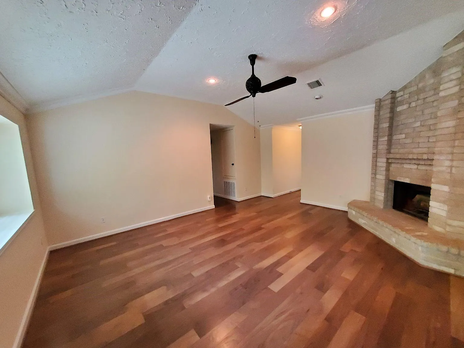 3 bed, 2.0 bath, 1318 sqft, $1,900 — Photo 4