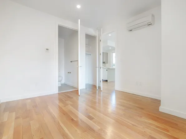 138-25 Barclay Avenue image 7 of 20