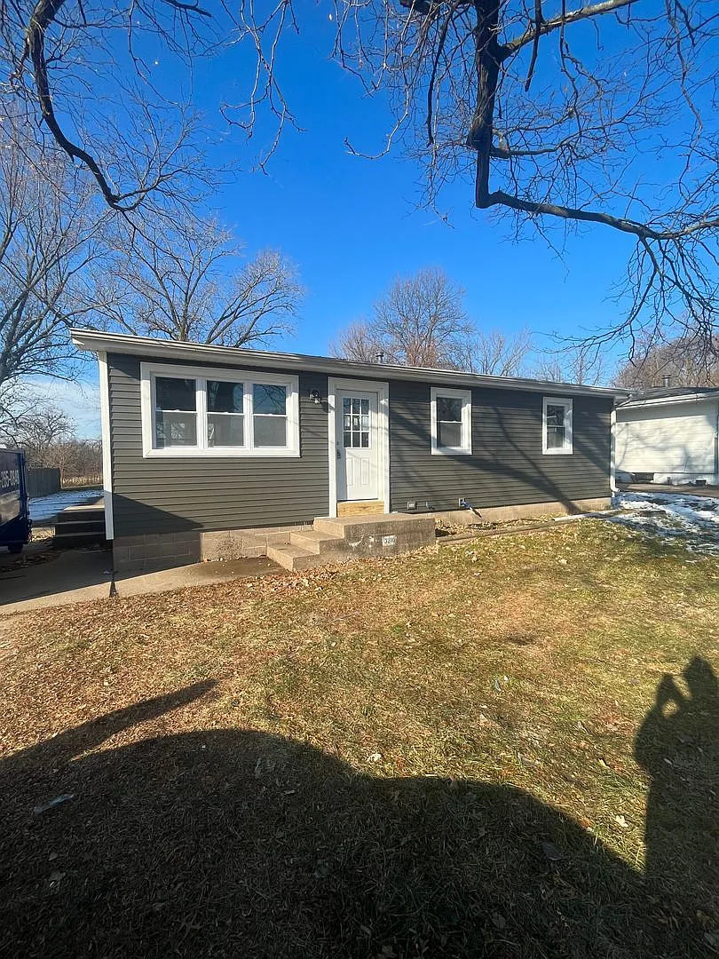 Completely Remodeled 3 Bedroom In Davenport — Photo 1