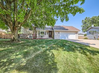 624 Aztec Dr, Carol Stream, IL 60188