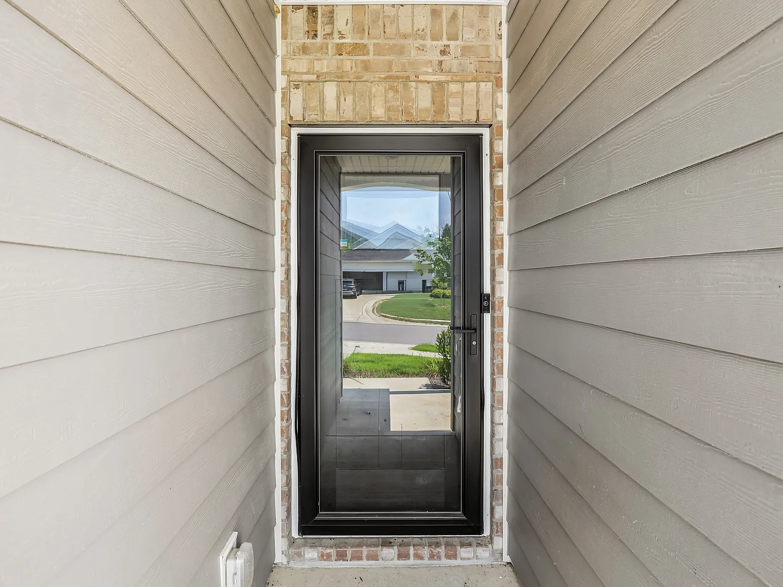 4 bed, 2.5 bath, 2236 sqft, $2,500 — Photo 2