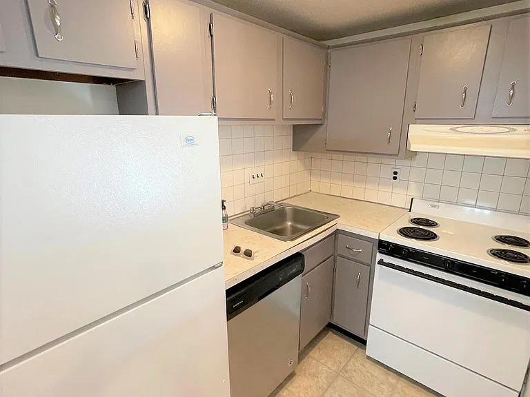 102 Alpine St #2 — Photo 4