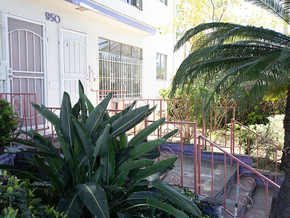 1st image of 950 N Curson Ave #2
