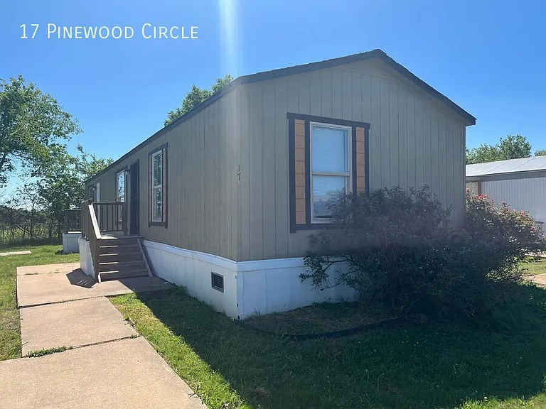 17 Pinewood Cir — Photo 1