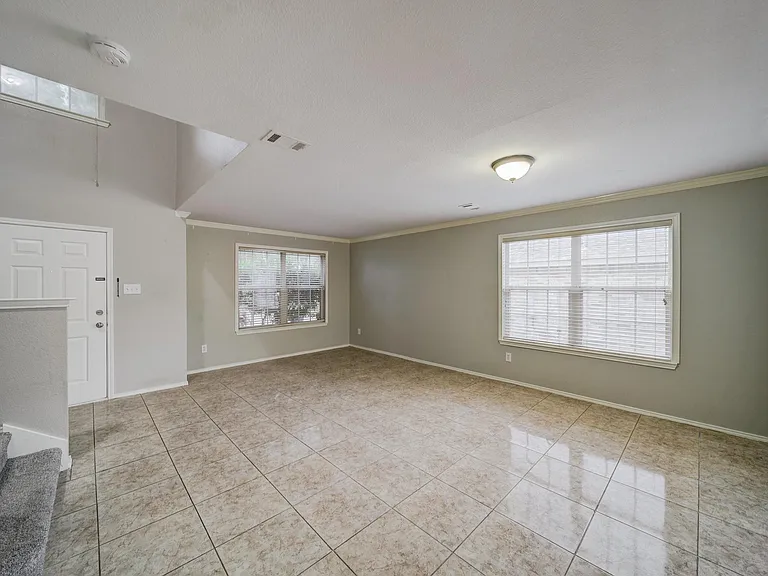 812 Sussex Dr — Photo 2