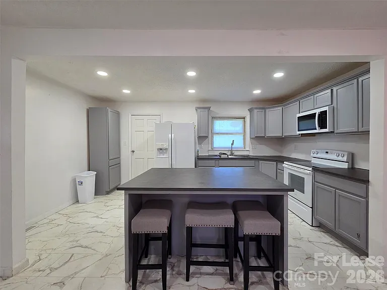 117 Oakview Dr — Photo 3