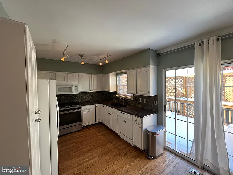 17 Herbert St — Photo 2