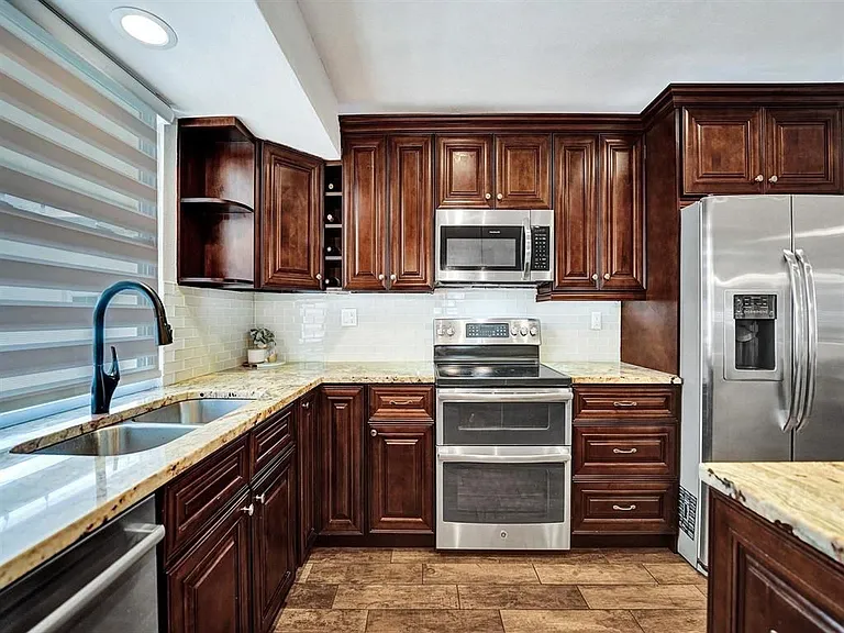 4960 SW 89th Ave — Photo 3