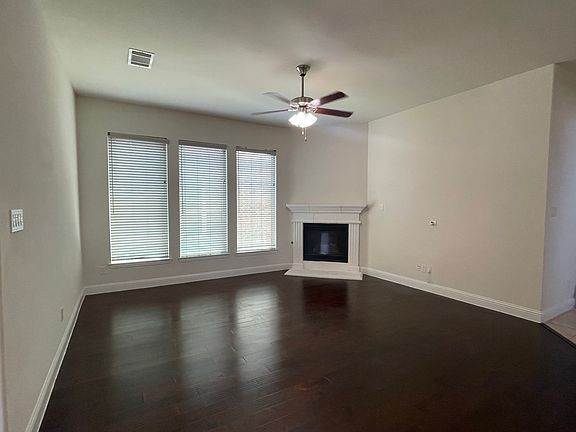 3rd image of 301 Park Dr